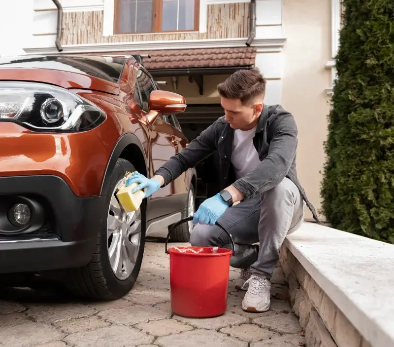 Lavage auto à domicile La Chapelle-Rablais : professionnel intervenant sur un véhicule